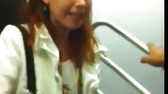 Egy idegen szopott egy férfi pornó magyarul beszélő farkát a medencébe, majd tartotta a női fürdő