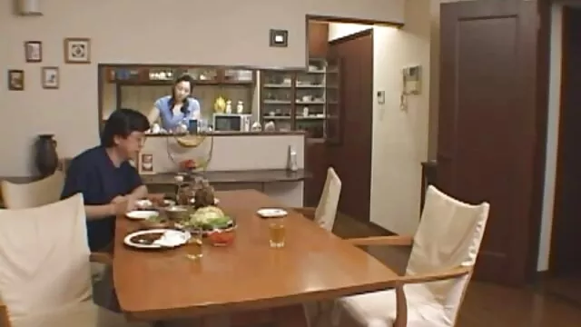 Ez a fickó vette a videót, mint pornó ingyen online a barátnője a szájába, punci