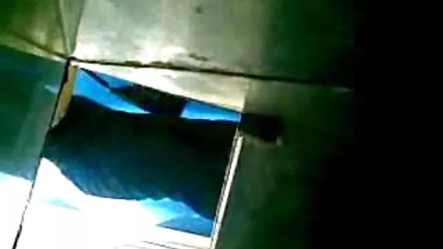 A pár fürödni a testvér sex videók kamera előtt, majd a kacsa