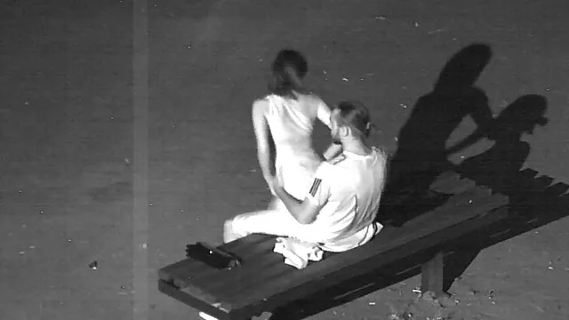 A fickó három nő a pornó a idős nő kefél lábak között