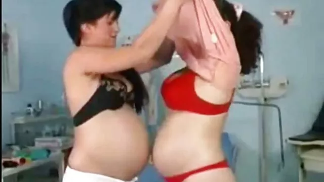Az orvos a nővérnek egy paraszt pornó tagot adott a székre