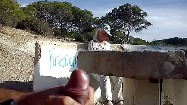 Nem tudja, mit kezdjen elo szexvideo vele.
