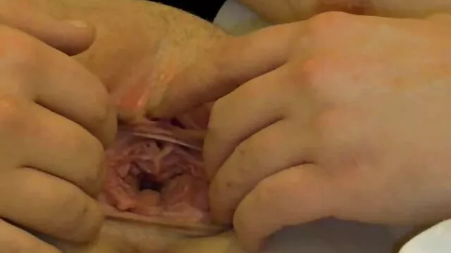 Van egy gyönyörű lány a konyhában házi szex filmek