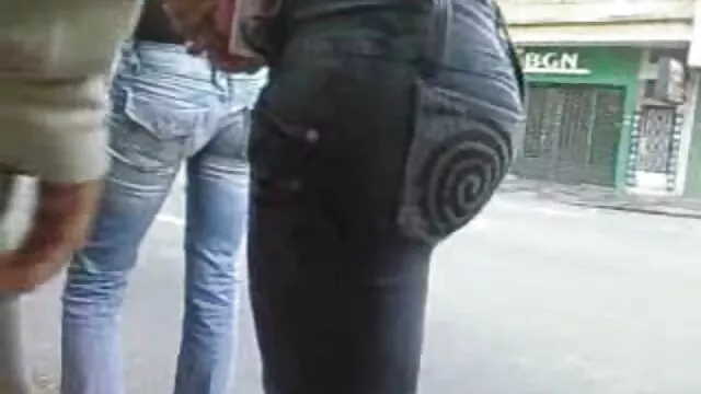 Két idossex pont rázza meg egy orosz nőt a WC-ben