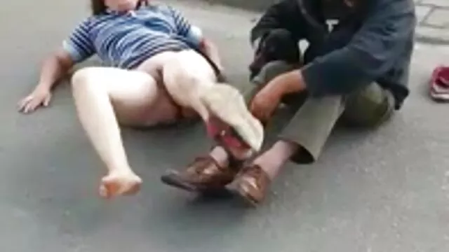 Helyezze sex anya lanya a kerekeket a csatlakozásra, majd töltse fel őket a naptárral