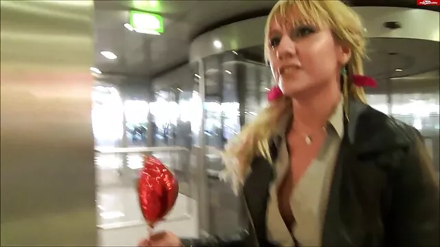 Egy közeli házból hozott egy lányt a sztriptíz pornó lakásába