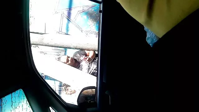 Bosszút áll a barátnője, hogy egy másik milfek dugása személy