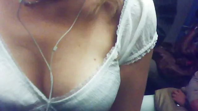 Megeszi ingyen pornó a neten az ágyban